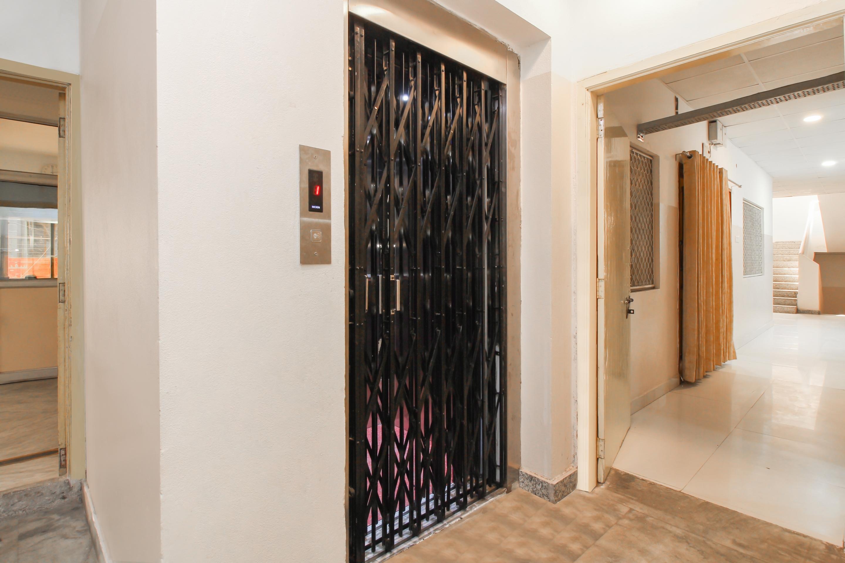 Oyo 37499 Saba Service Apartments Hyderabad Exterior foto